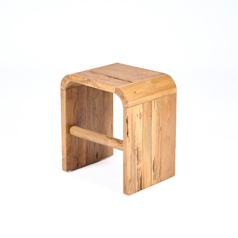 Zijaanzicht van de naturel teakhouten The Arc bijzettafel