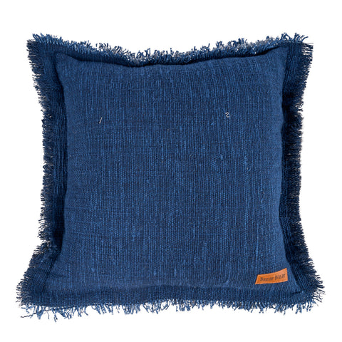 Bazar Bizar The Azure Fringe Indian Blue sierkussenhoes van katoen en linnen met franjes, vooraanzicht.