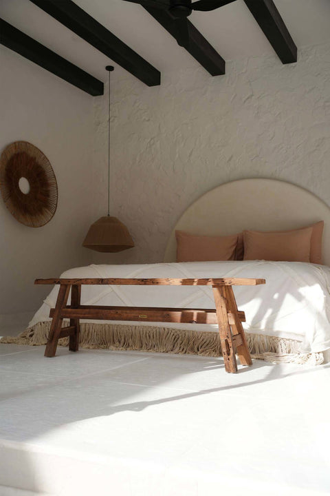 Bazar Bizar The Beauteous houten bank aan het voeteneinde van een bed