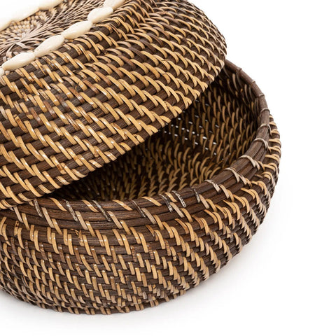 The Colonial Peek-a-Boo opbergmand van rotan met halfopen deksel