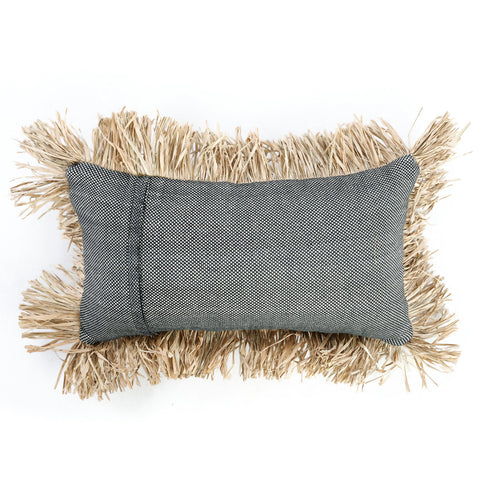 Achterzijde van het Bazar Bizar The Cotton Bonita kussen in een effen natuurlijke katoenen afwerking.
