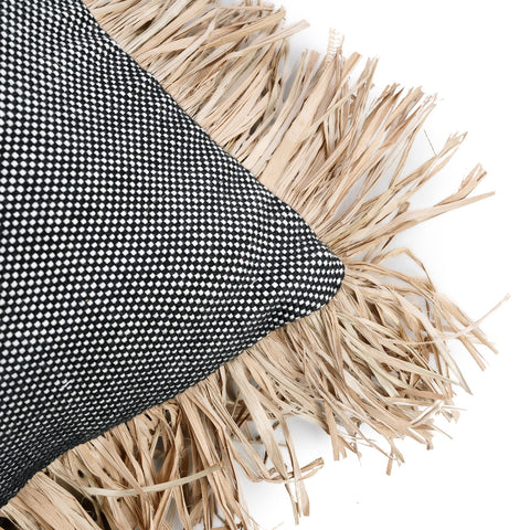 Detail van de raffia afwerking en geweven structuur van het Bazar Bizar The Cotton Bonita kussen.