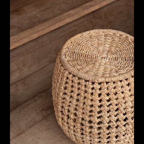 Detail van The Dannih krukje van bananenbladeren gecombineerd met hout