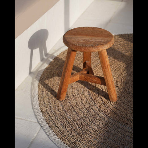 Bazar Bizar The Noguchi krukje op een rotan mat vanuit bovenaanzicht