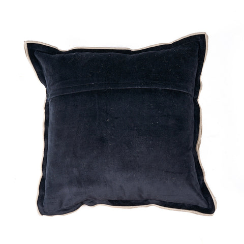 Achterzijde van de Bazar Bizar The Nordic Stripe kussenhoes met effen zwarte afwerking