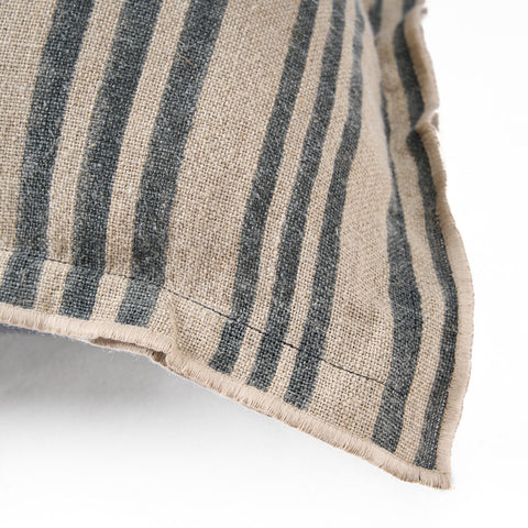 Detail van een hoek van de Bazar Bizar The Nordic Stripe kussenhoes met gestreept patroon.