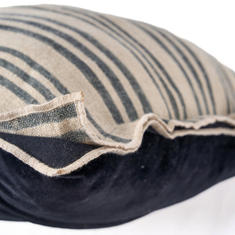 Detail van een hoek van de Bazar Bizar The Nordic Stripe kussenhoes met gestreept patroon.