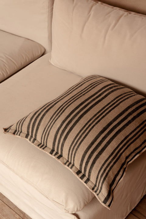Bazar Bizar The Nordic Stripe sierkussen als stijlvol accent op een beige stoffen zetel