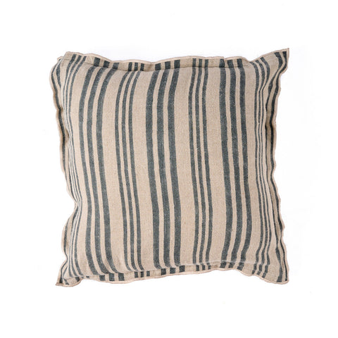 Bazar Bizar The Nordic Stripe sierkussenhoes met zwart-beige strepen en luxe linnen fluweel, vooraanzicht.