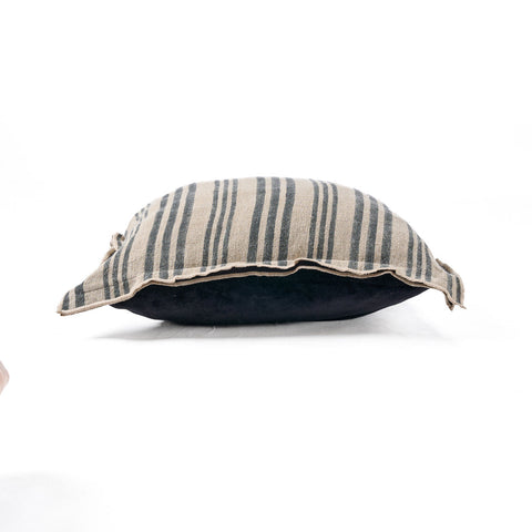 Zijaanzicht van de Bazar Bizar The Nordic Stripe sierkussenhoes van linnen en fluweel.