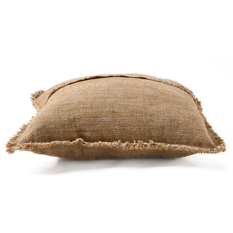 Zijaanzicht van de Bazar Bizar The Sahara Fringe kussenhoes met linnen stof en franjes.