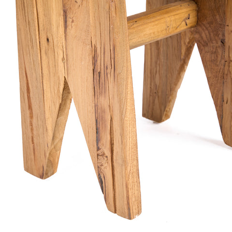 Detail van de houten poten van het Bazar Bizar The Siku krukje