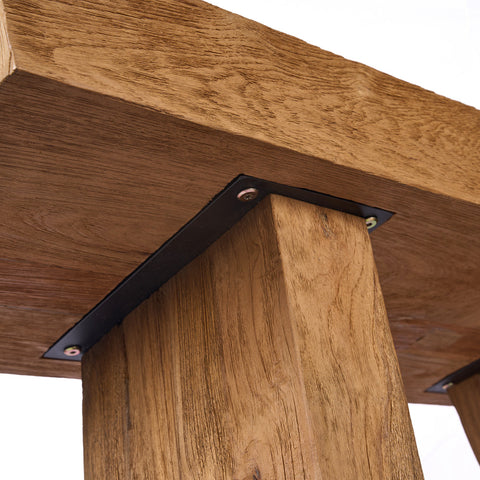 Detail van de onderzijde van The Stance console van teakhout