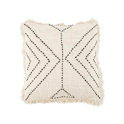 Bazar Bizar The Tribal sierkussenhoes van katoen in beige met zwart tribal patroon, vooraanzicht.
