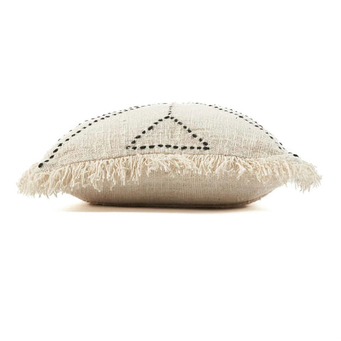 Zijaanzicht van de Bazar Bizar The Tribal kussenhoes van katoen in een natuurlijke beige en zwarte uitvoering