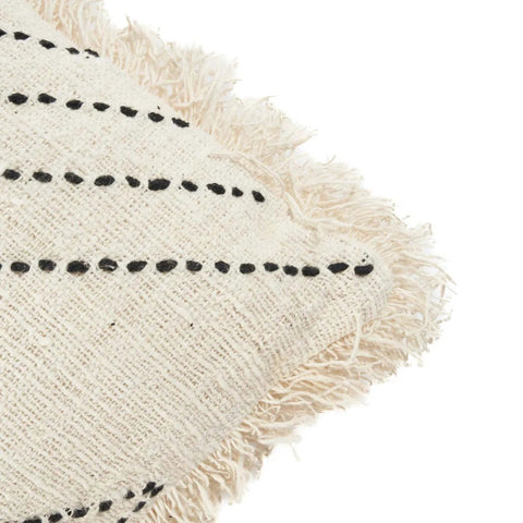 Close-up van de hoek en hoogwaardige afwerking van de Bazar Bizar The Tribal kussenhoes.