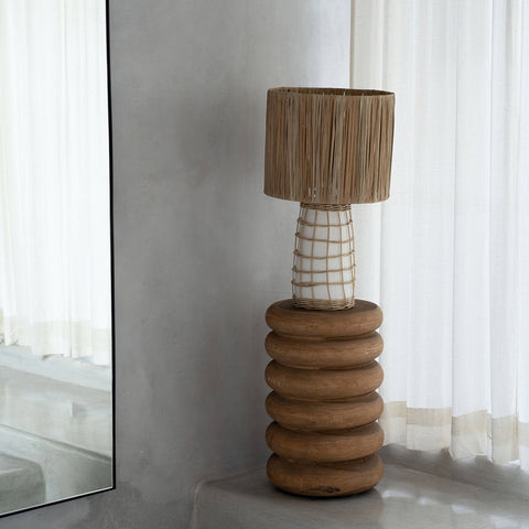 The Umiko bijzettafeltje met witte lamp en rotan lampenkap