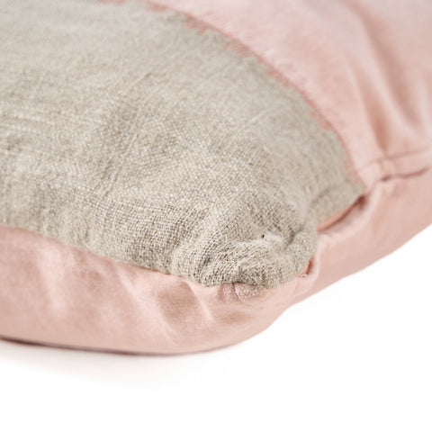Close-up van de hoek en hoogwaardige afwerking van de Bazar Bizar The Velvet Divorce Natural Pink kussenhoes.