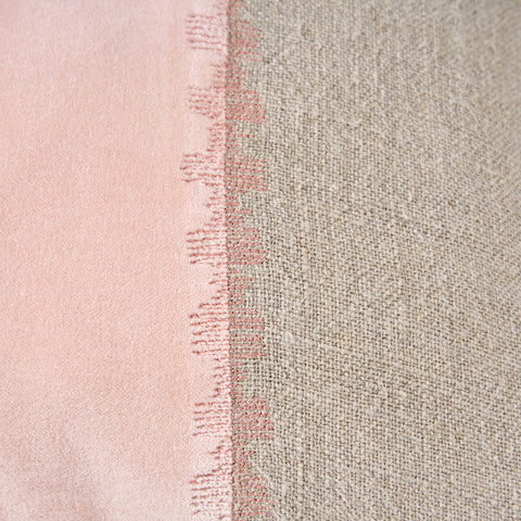 Detail van de beige en zachtroze kleurvlakken van de Bazar Bizar The Velvet Divorce Natural Pink kussenhoes.