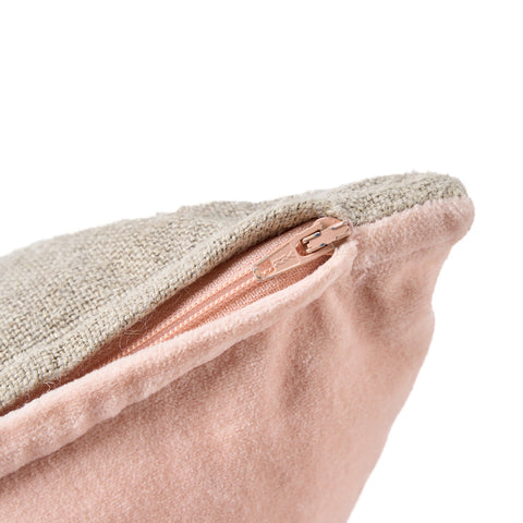 Detail van de verborgen ritssluiting van de Bazar Bizar The Velvet Divorce Natural Pink kussenhoes.