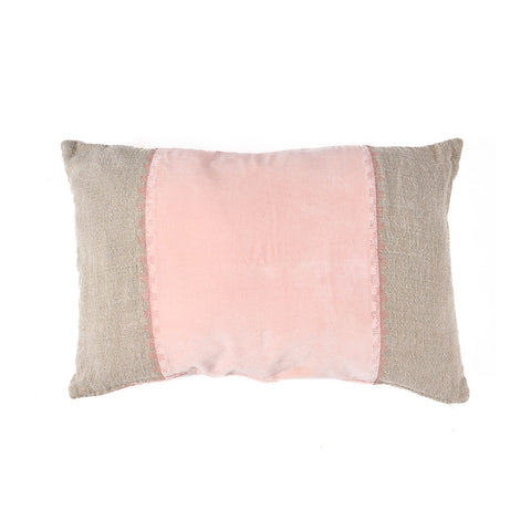 Bazar Bizar The Velvet Divorce Natural Pink sierkussenhoes van linnen en fluweel in beige en zachtroze, vooraanzicht.