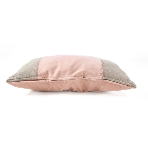 Zijaanzicht van de Bazar Bizar The Velvet Divorce Natural Pink kussenhoes met luxe linnen en fluweel.