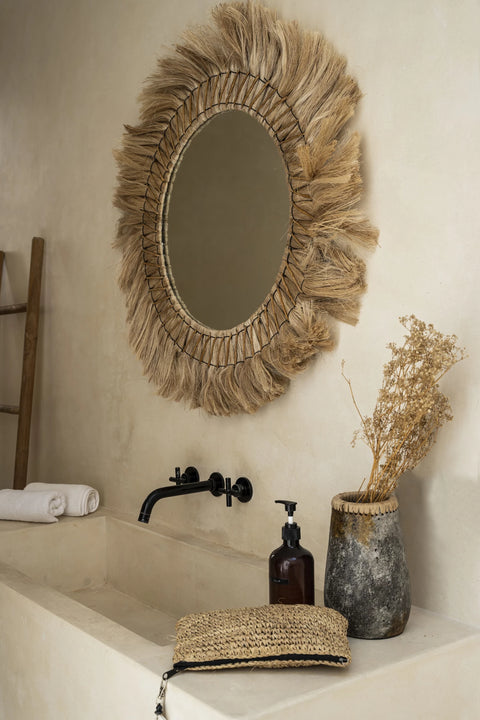 Terracotta vaas met raffia in serene bohemian badkamerinrichting