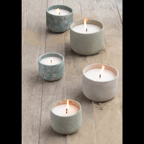 Brandende buitenkaarsen in cement pot groen J-Line op terras sfeerbeeld