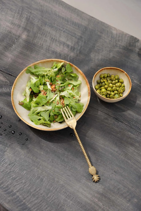 Cascais Small Bowl Plate met salade in boho wabi-sabi setting