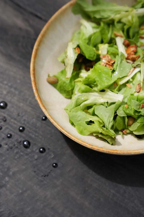 Zomerse tuinpicknick met salade in Cascais Small Bowl Plate – bohemian outdoor styling