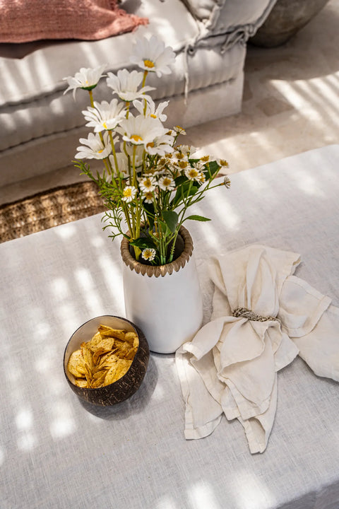 Coco Food Bowl op een zonnig zomers terras, perfecte eco-vriendelijke schaal voor lichte gerechten.