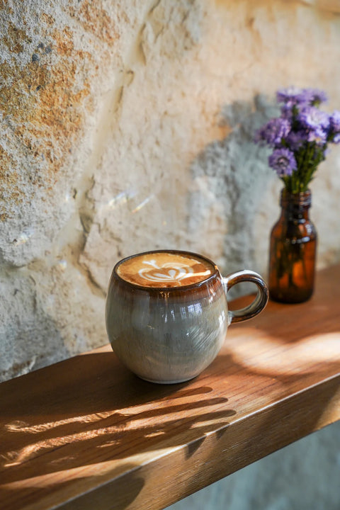Comporta Mug van Bazar Bizar gestyled op een houten plank in zonlicht – rustiek en sfeervol tafereel
