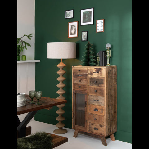 J-Line Basic Wood fotokader aan een groene muur gecombineerd met meerdere fotokaders boven een houten kast en houten vloerlamp