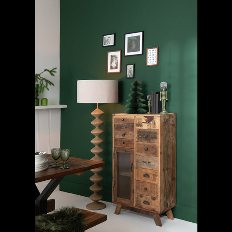 J-Line Basic Wood fotokader aan een groene muur gecombineerd met andere kaders boven een houten kast
