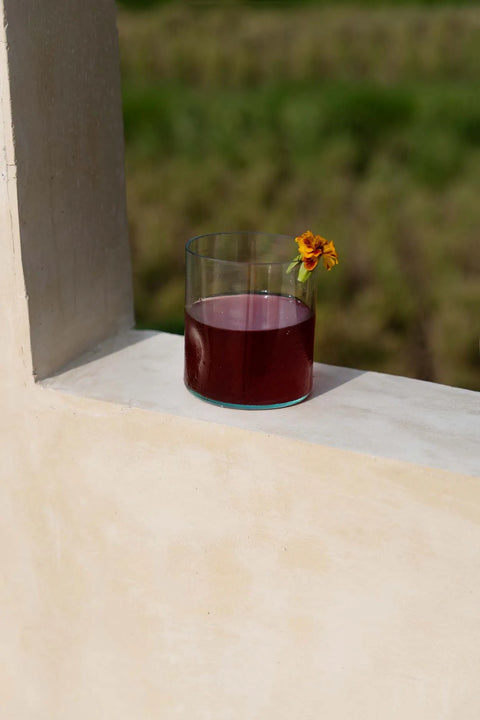 Glas 'On The Rocks' in boho setting bij met natuurlijk licht en rustieke details