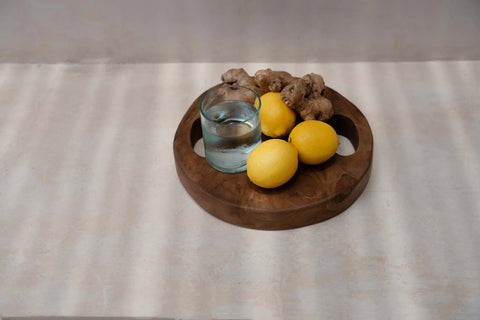 Glas 'On The Rocks' van Bazar Bizar op houten dienblad, natuurlijke bohemian setting