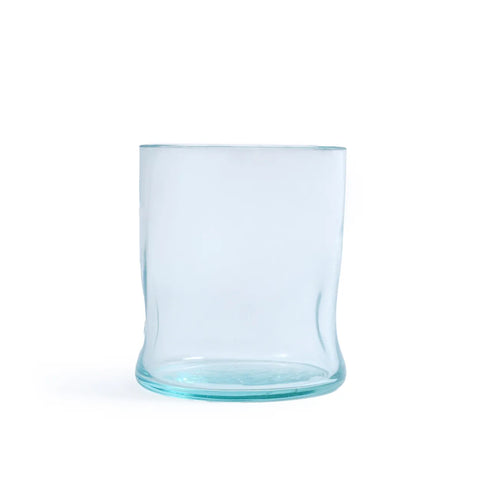 Glas 'On The Rocks' van gerecycled glas, voorkantzicht met blauwgroene tint en vingerafdrukken, wabi-sabi boho stijl