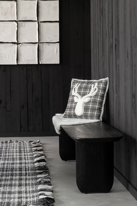 J-Line bank Acacia tegen muur met winters kussen erop, sfeervolle styling.
