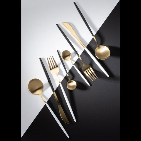 J-Line bestekset Matt Gold & Black stijlvol gepresenteerd op een gedekte tafel.