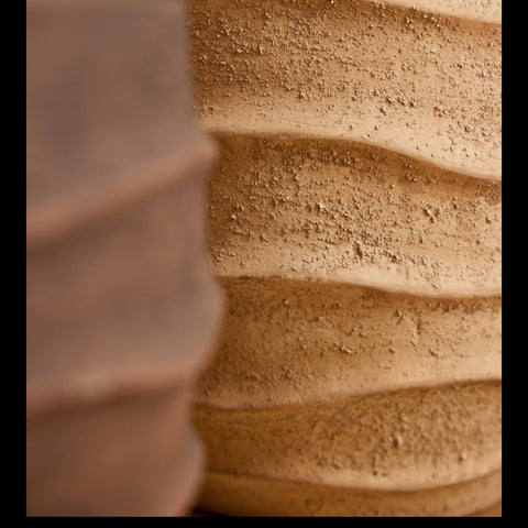 Detail van golvende waves-structuur in beige stenen J-Line bloempot