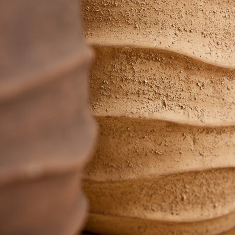 Detail van golvende waves-structuur in beige stenen J-Line bloempot small