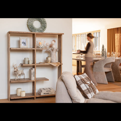 J-Line boekenkast Mango Wood Natural in een sfeervol interieur met een zetel en eettafel.