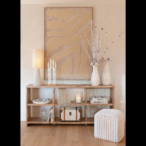 J-Line witte boekenkast van mangohout gestyled met woonaccessoires en een schilderij.
