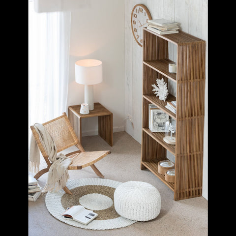 J-Line boekenkast Recycled Teak in een sfeervol interieur met zetel, lamp en bijzettafel.