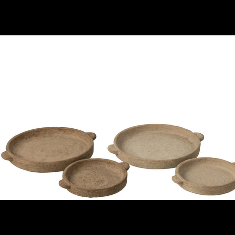 Grote en kleine cementen borden van J-Line in beige tinten, samen gestyled als decoratief set