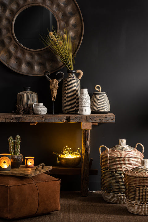 J-Line console Rough in donker interieur, aangekleed met decoratieve accessoires.