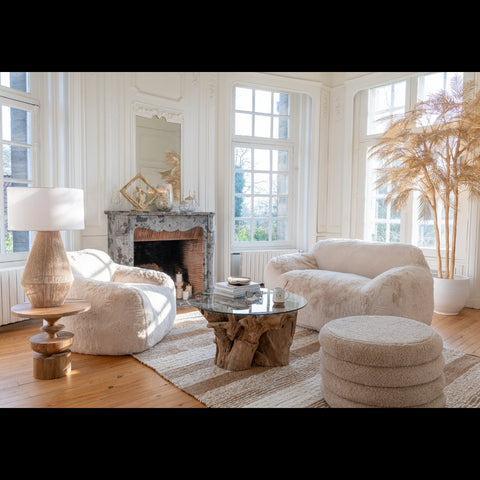 Twee J-Line Cutie Cream Small zetels gecombineerd met de Large in een beige interieur