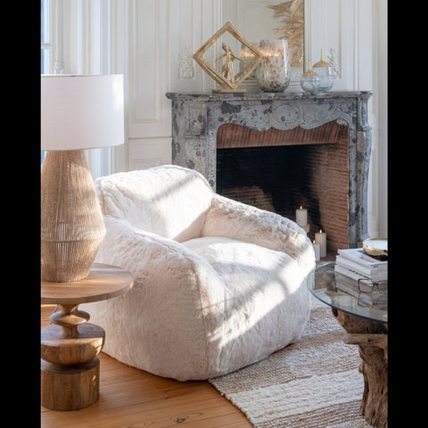 J-Line Cutie Cream Small zetel met bijzettafel en lamp in een warm interieur