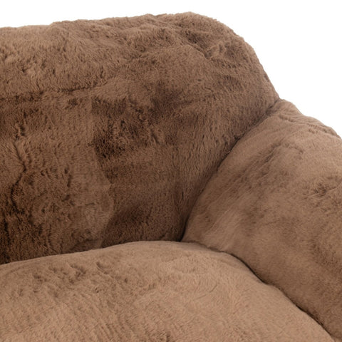 Detail van de fluffy rugleuning van de J-Line Cutie Taupe Large zetel