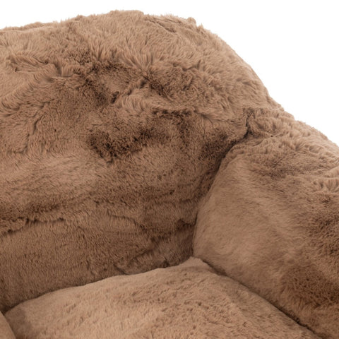 Detail van de fluffy rugleuning van de J-Line Cutie Taupe Small zetel